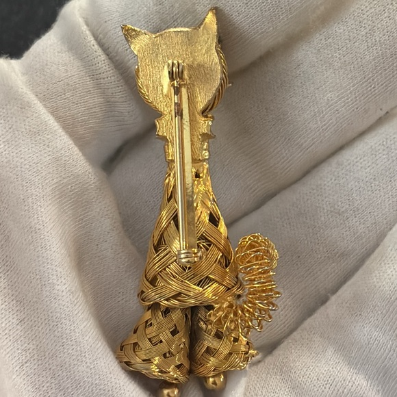Vintage gold woven cat brooch with stones - Picture 5 of 6
